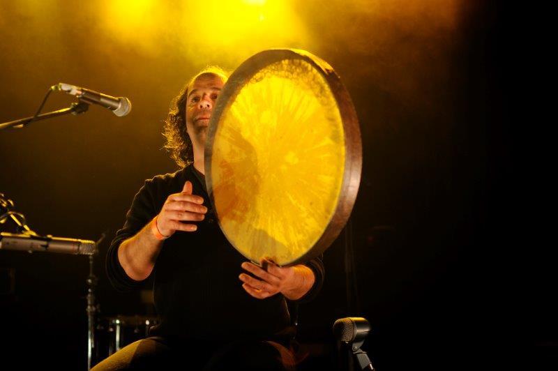 Perkussionist Hadi Alizadeh kleiner